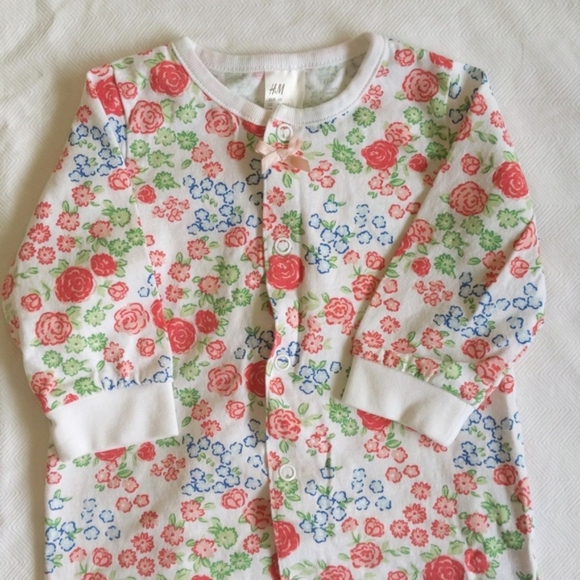 H&M floral cotton snap footless sleeper jumpsuit pajamas 4-6 months baby girl - Picture 2 of 6